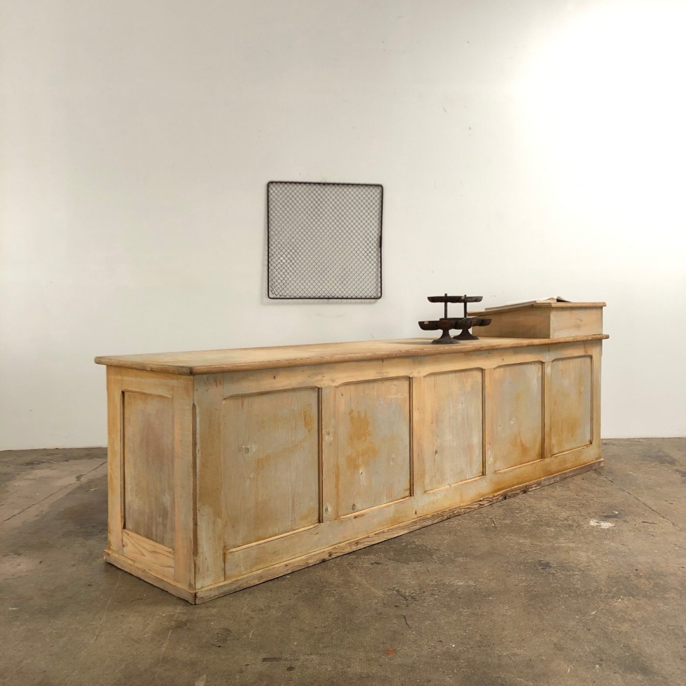 large-shop-counter0009