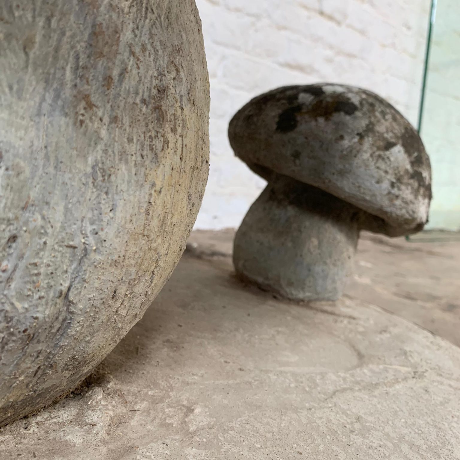 large concrete mushrooms – Objet Vagabond