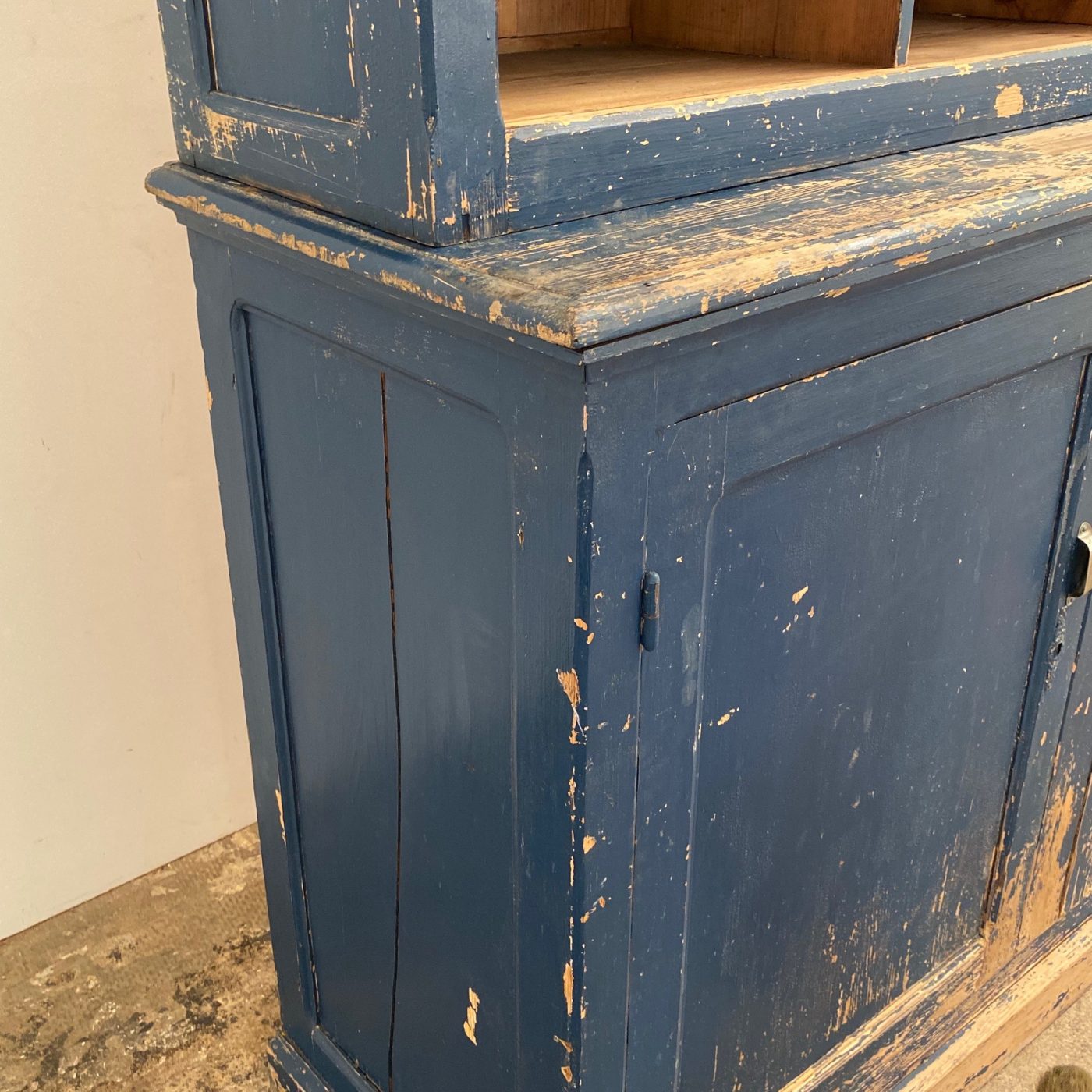 blue-painted-cabinet0003