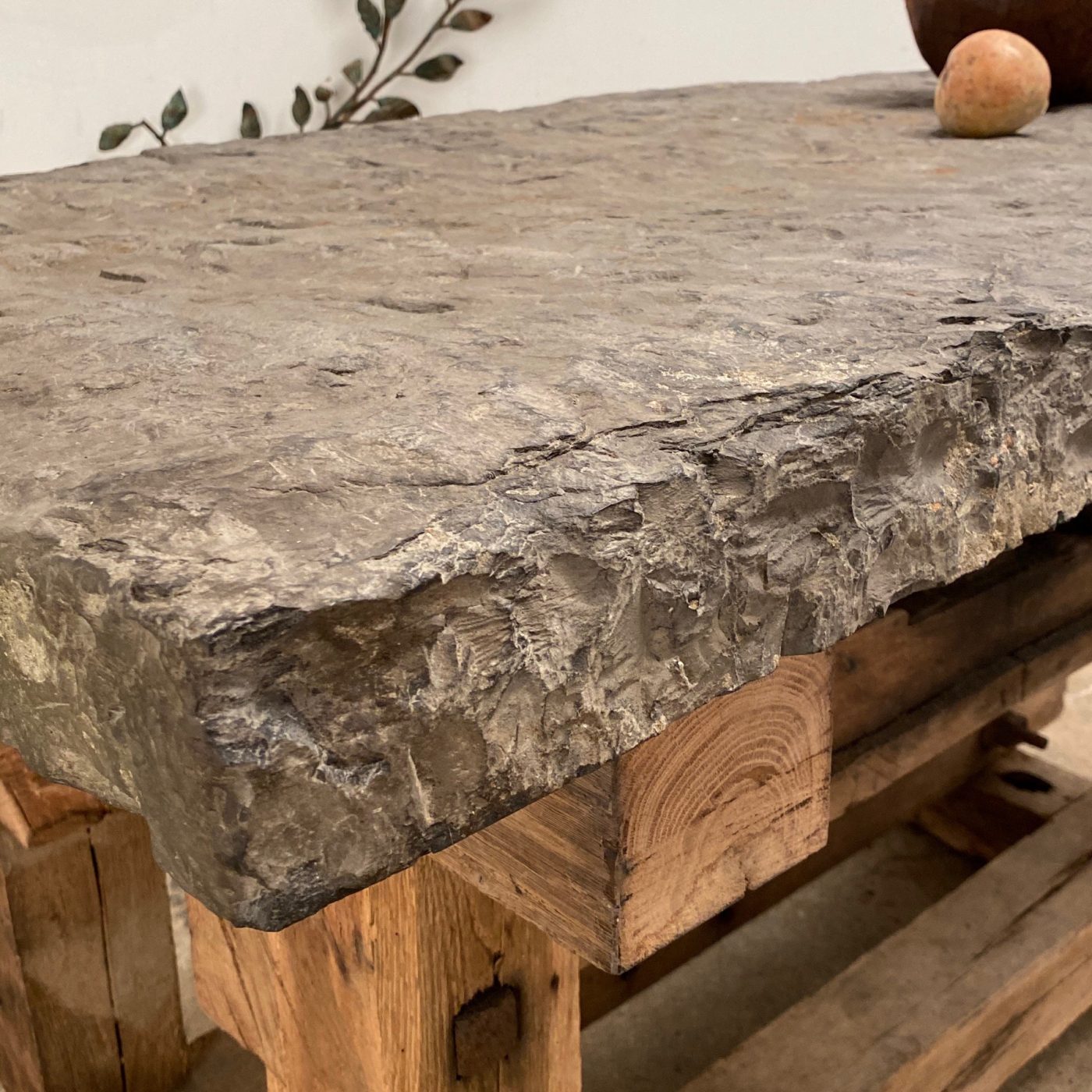 massive-stone-table0000