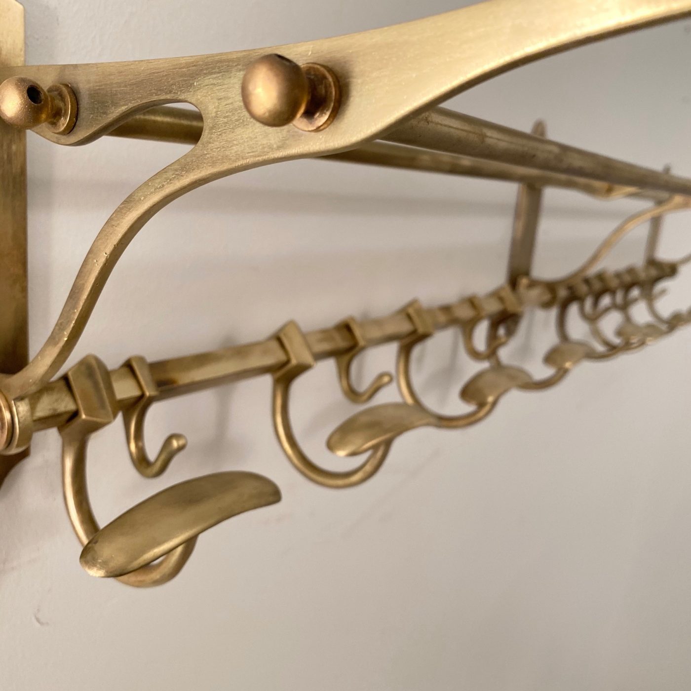 objet-vagabond-brass-coatrack0002