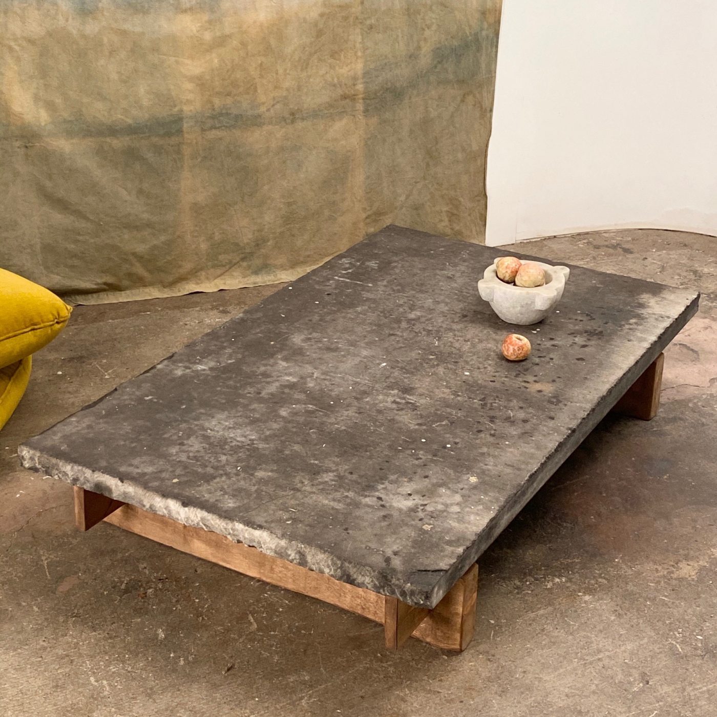 objet-vagabond-stone-table0000