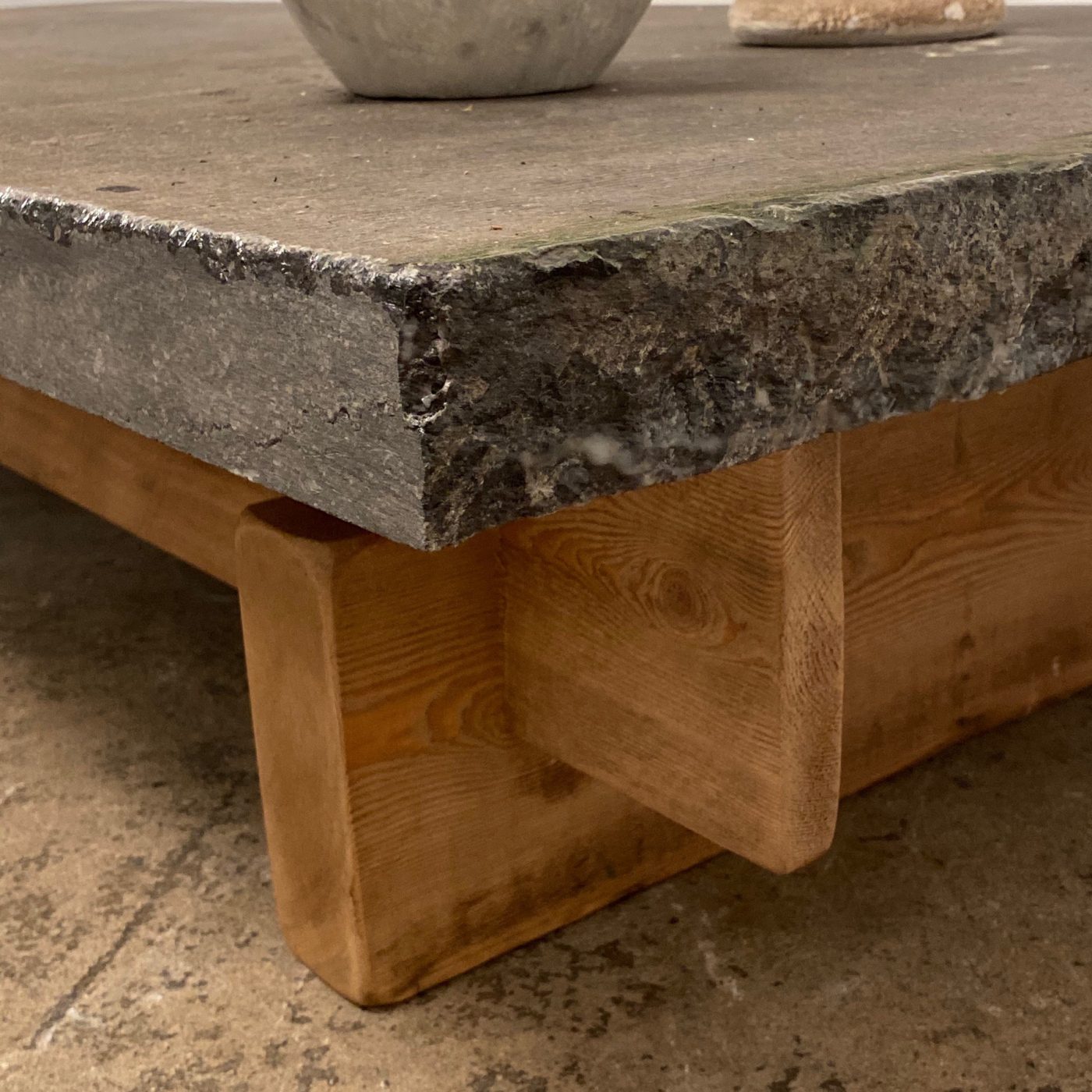 objet-vagabond-stone-table0002