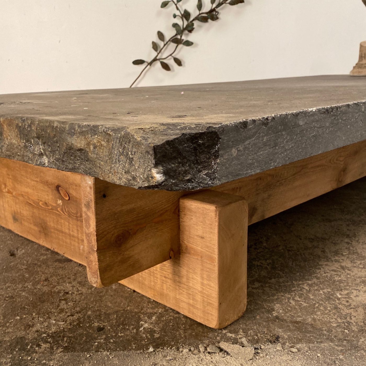 objet-vagabond-stone-table0005