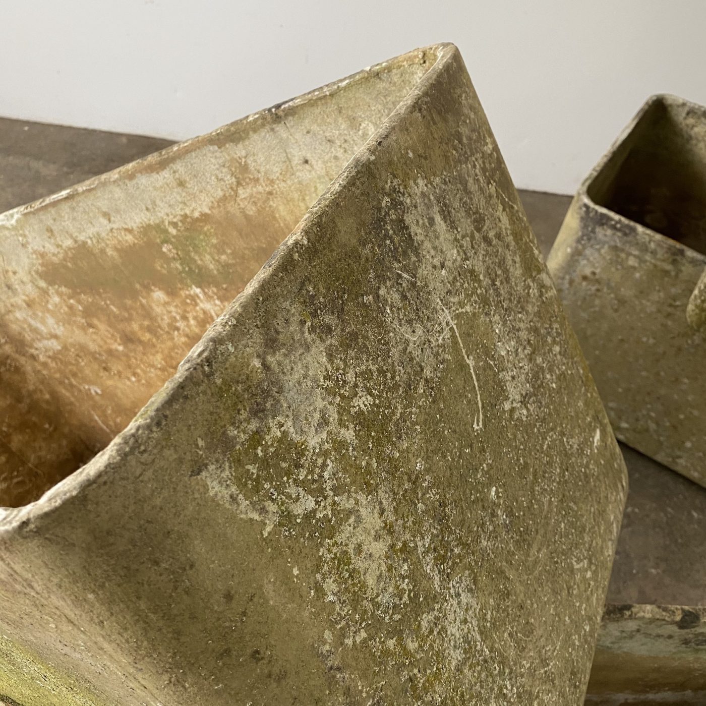 objet-vagabond-huge-concrete-planters0001