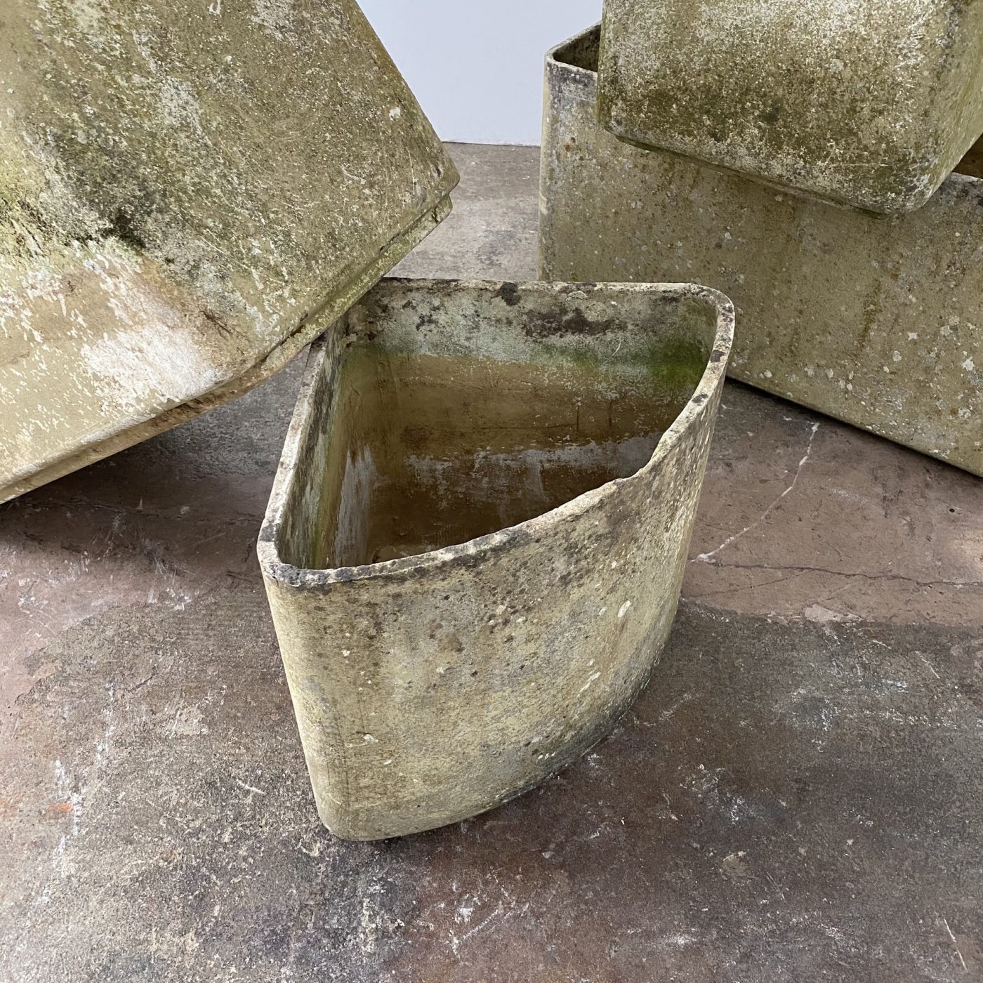 objet-vagabond-huge-concrete-planters0002