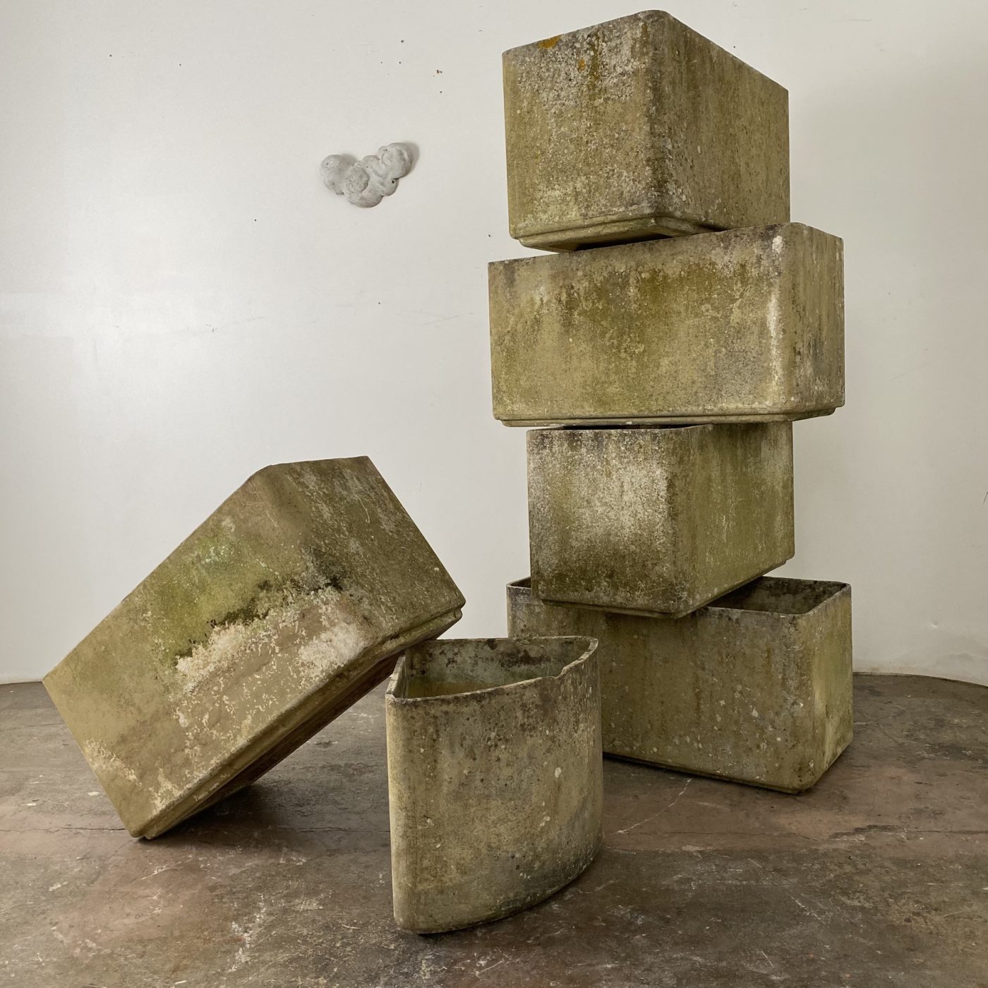 objet-vagabond-huge-concrete-planters0004