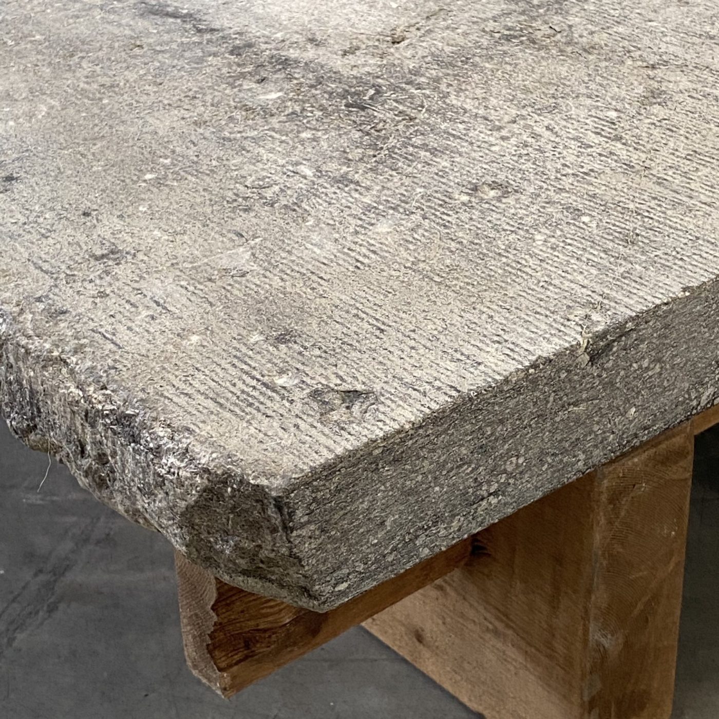 objet-vagabond-stone-table0000