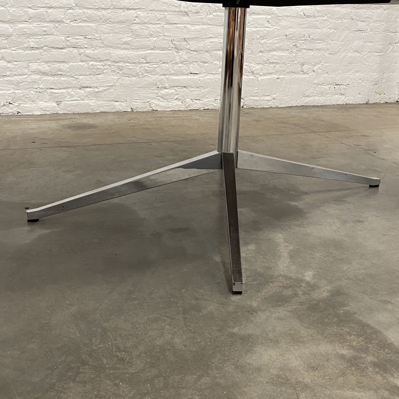 objet-vagabond-knoll-table0007