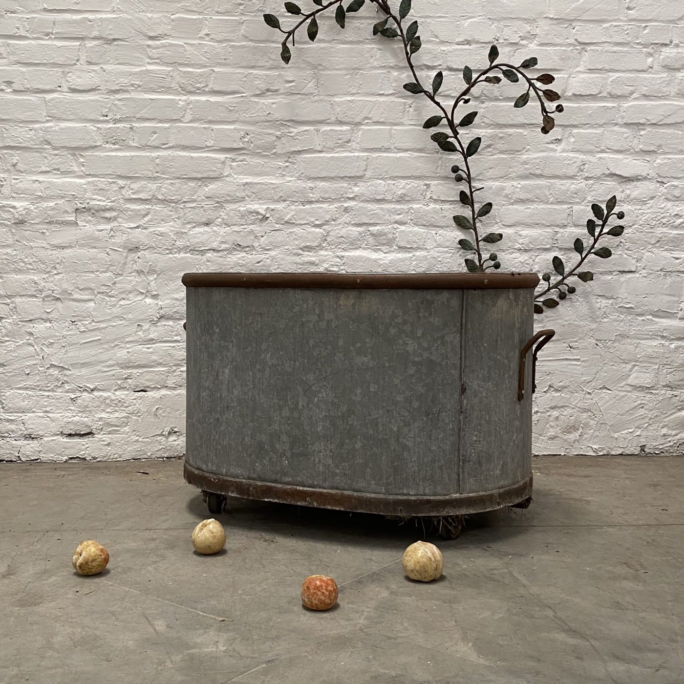 objet-vagabond-zinc-planter0004