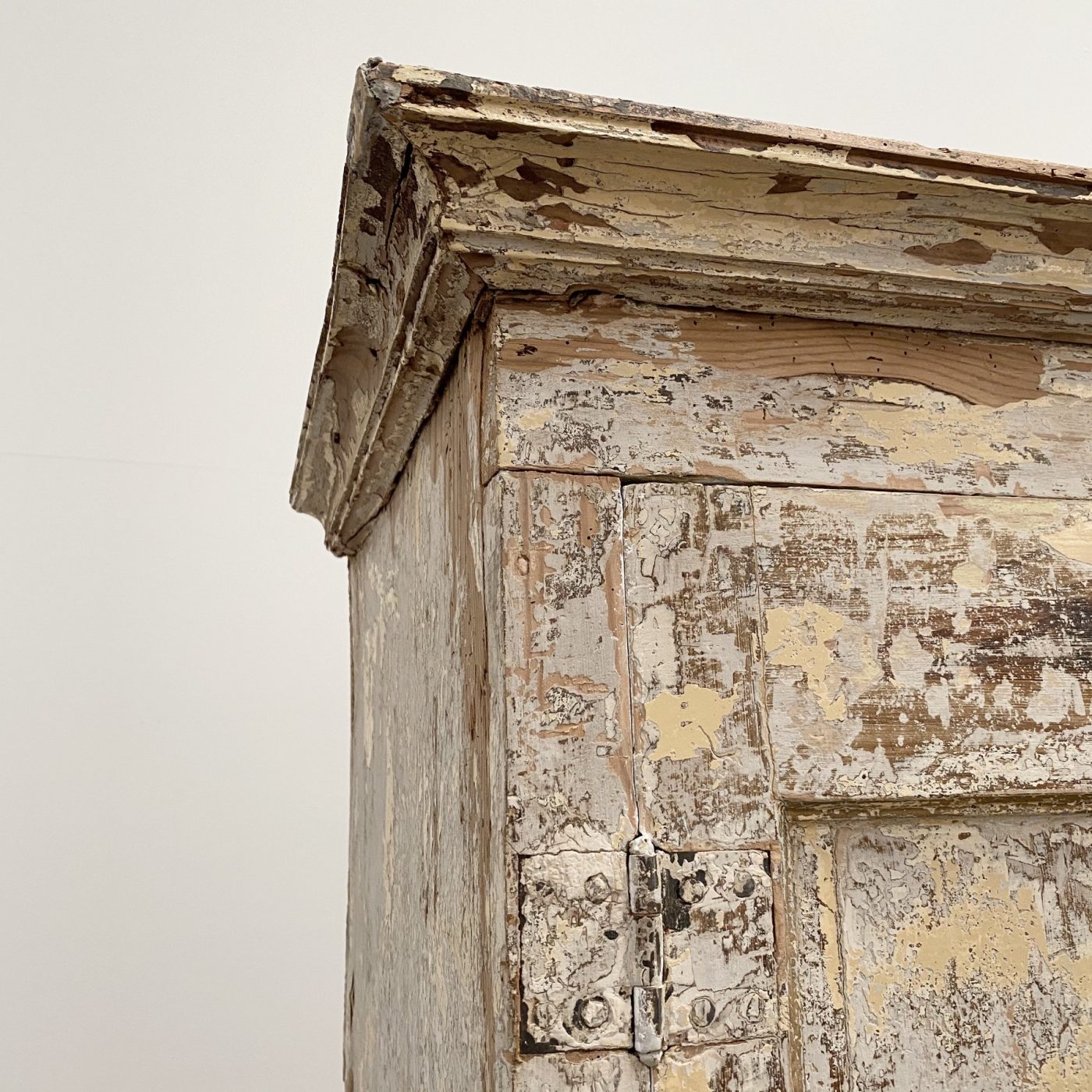 objet-vagabond-painted-cabinet0005