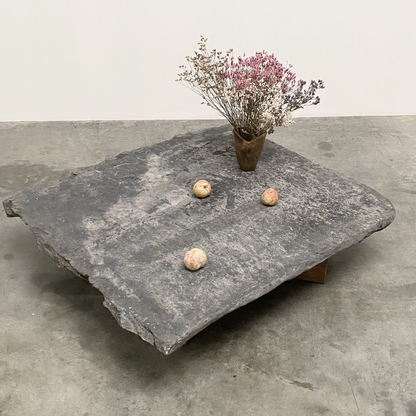 objet-vagabond-stone-table0000