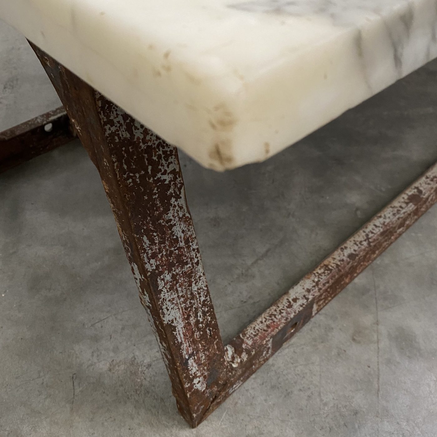 objet-vagabond-marble-table0001