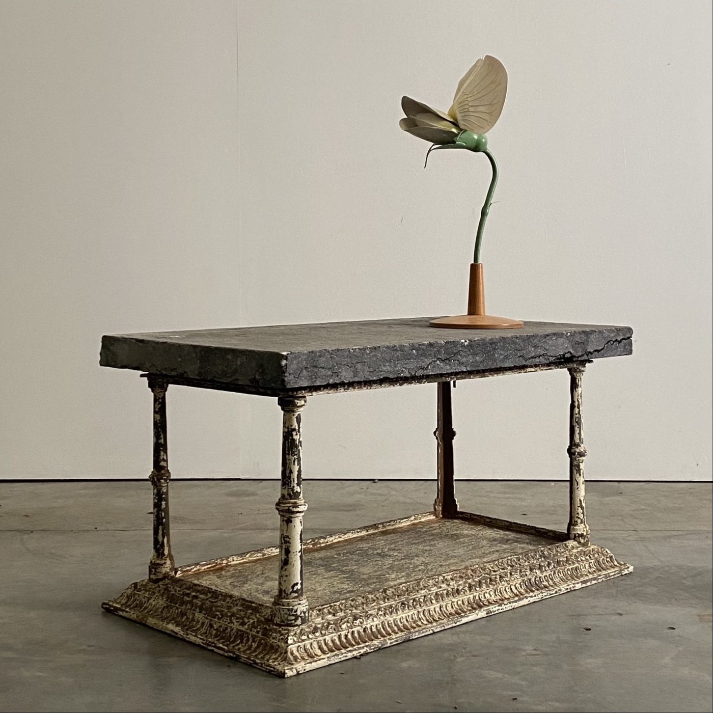 objet-vagabond-stone-table0000