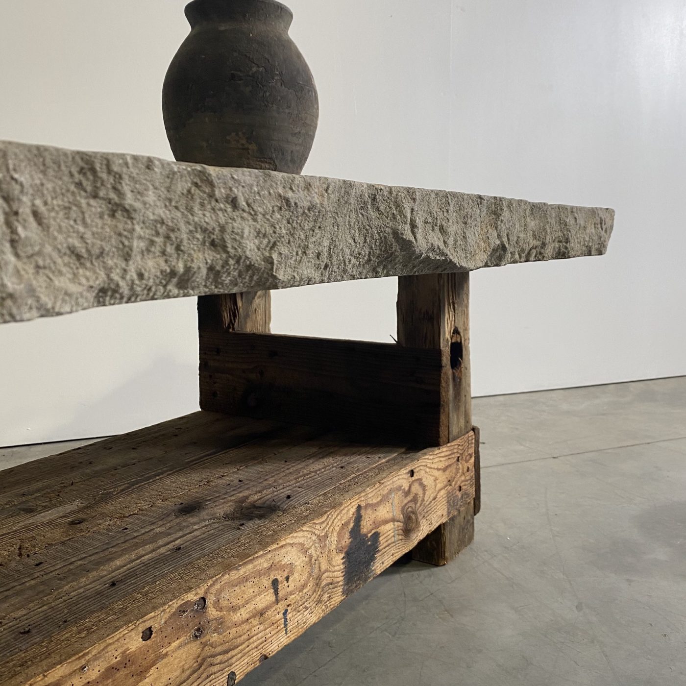 objet-vagabond-stone-table0000