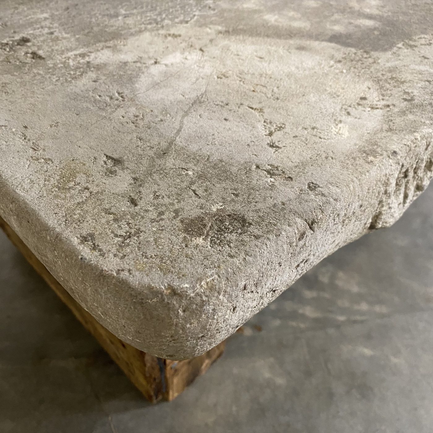 objet-vagabond-stone-table0001