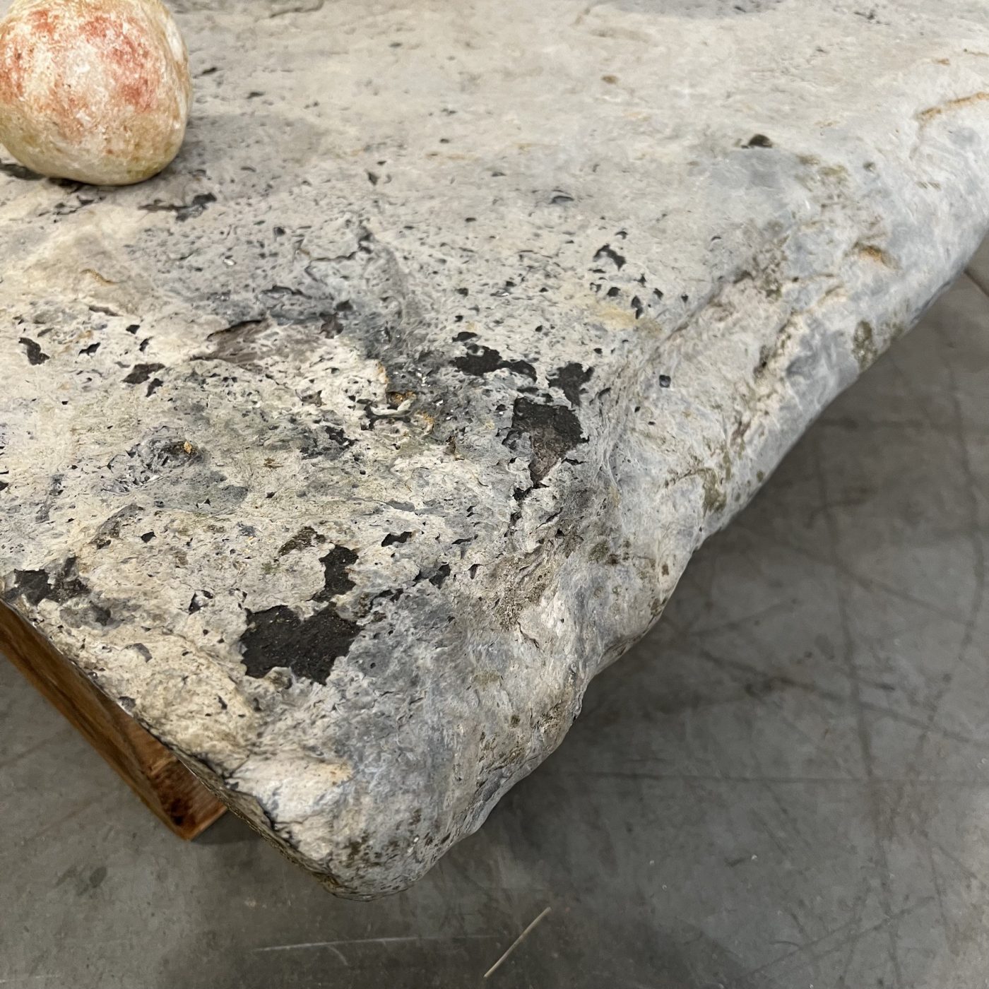 objet-vagabond-stone-table0005