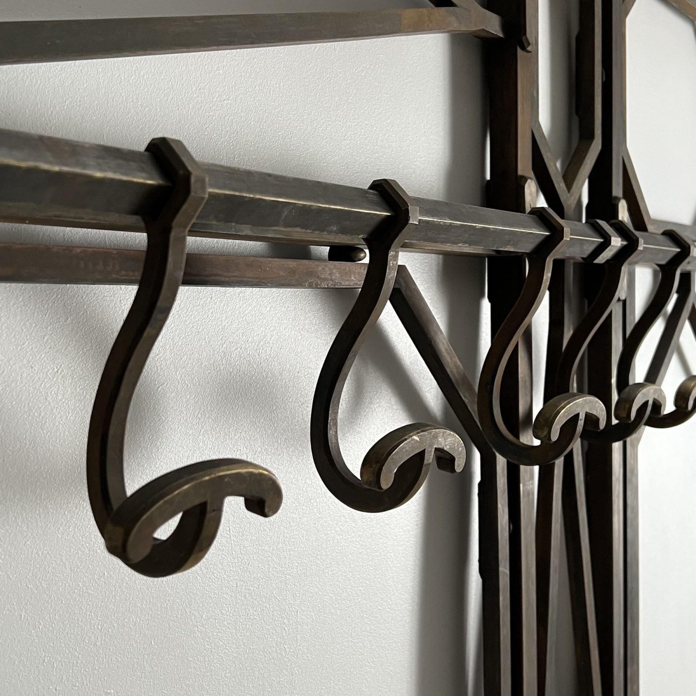 objet-vagabond-brass-coatrack0010