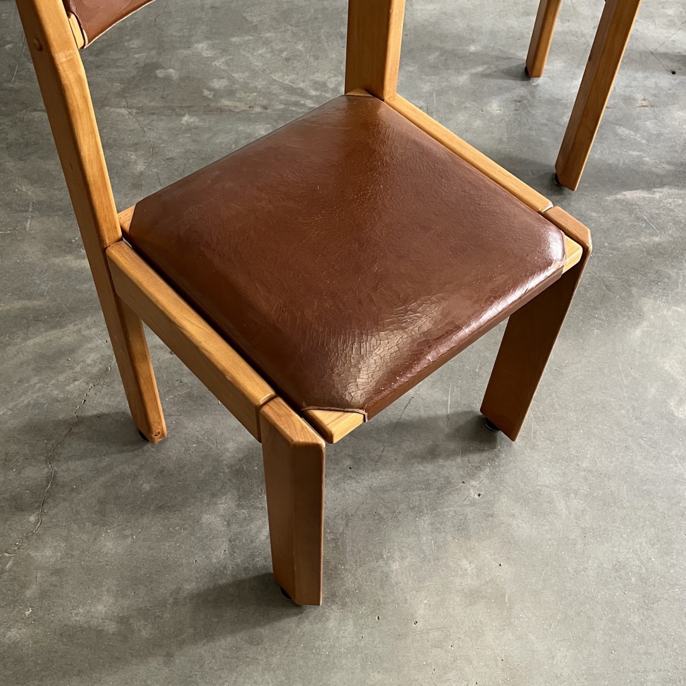 objet-vagabond-leather-chairs0004