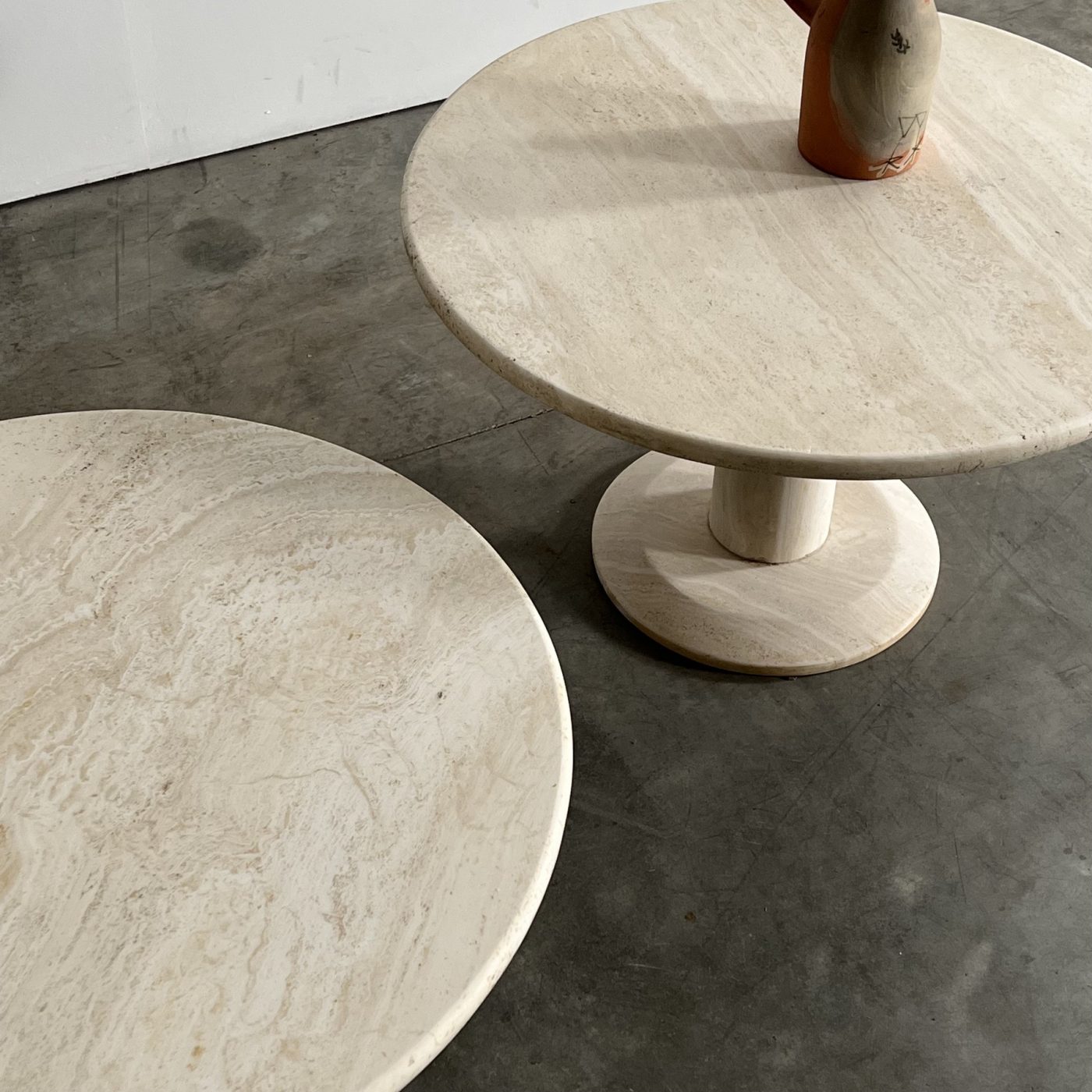 objet-vagabond-travertin-tables0013