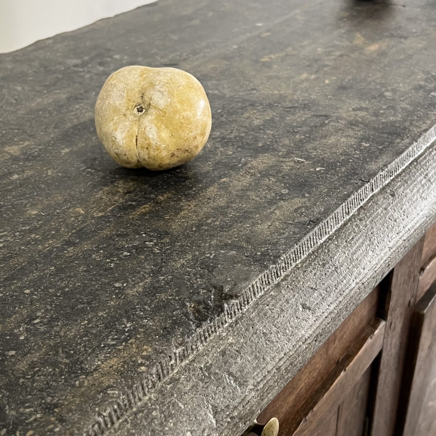 objet-vagabond-stone-buffet0010