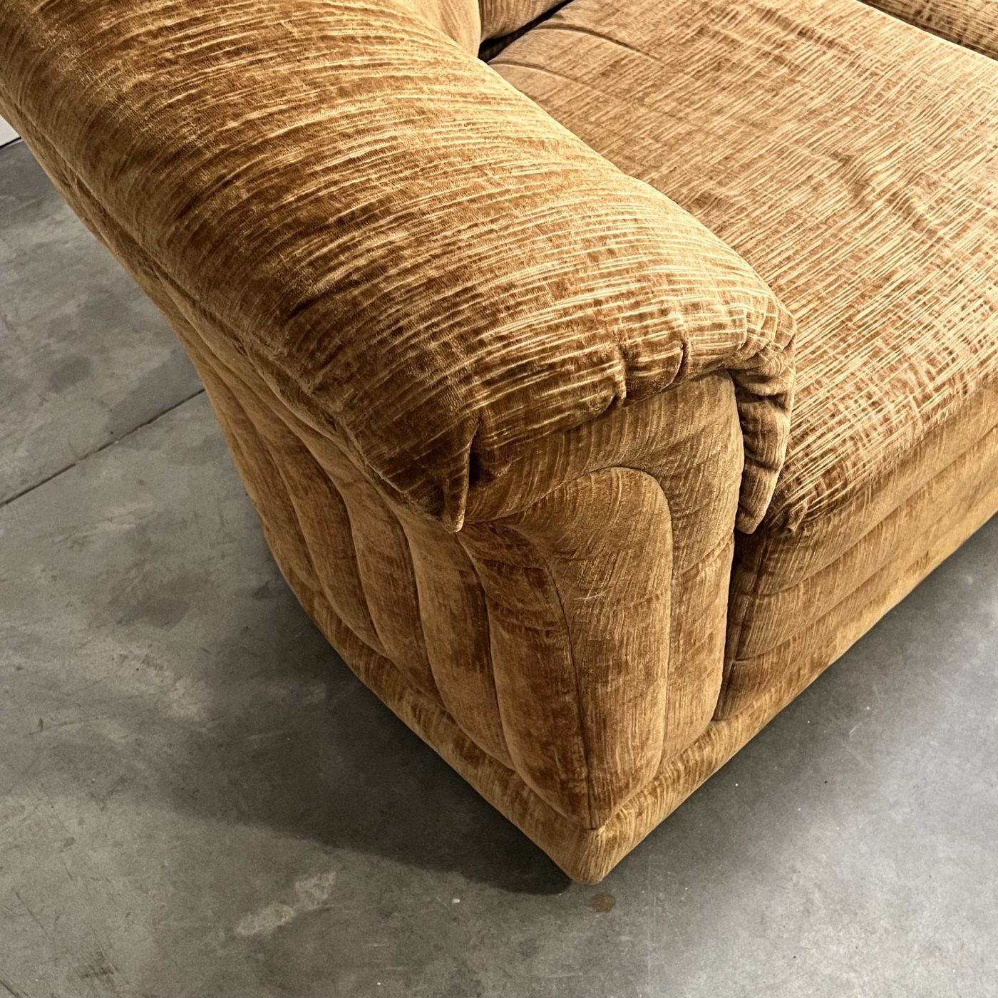 objet-vagabond-large-velvet-sofa0004