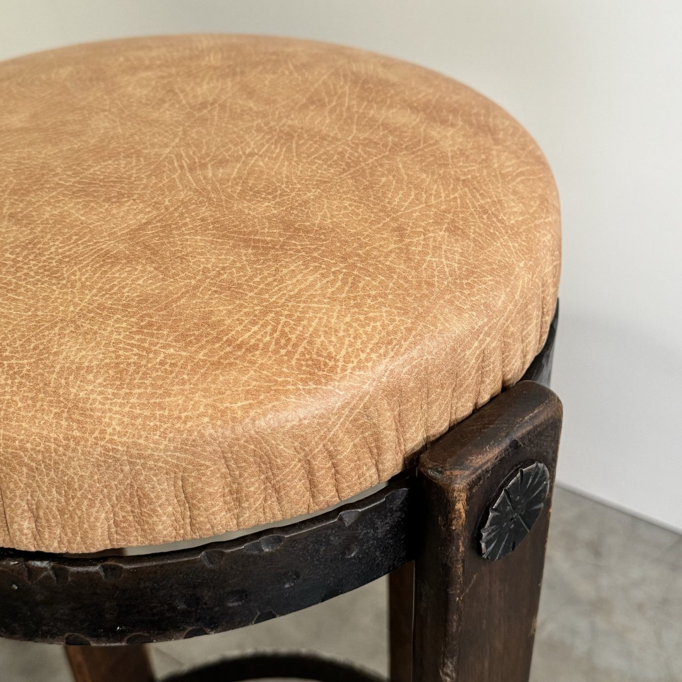objet-vagabond-stools0001